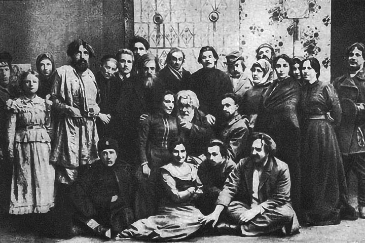 © A black and white old photo of playwright Maxim Gorky with the original cast of Philistines in the 1900s